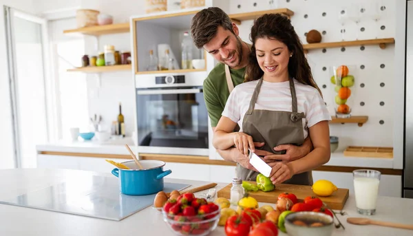 Jovem Casal Feliz Está Desfrutando Preparando Refeição Saudável Sua Cozinha — Fotografia de Stock