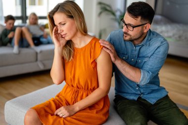 Evde tartışan mutsuz bir çift. Aile, sorun, evlilik anlaşmazlığı, kavga insanları konsepti.