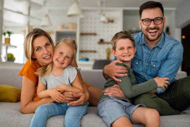 Mutlu bir aile evde eğleniyor ve birlikte vakit geçiriyor. Çocuk yetiştirme aşkı kavramı