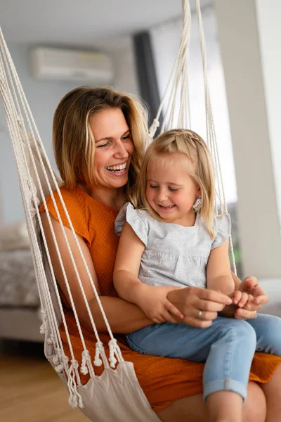 Älskar Familjeföräldraskap Barndomskoncept Vacker Ung Mamma Och Hennes Barn Leker — Stockfoto