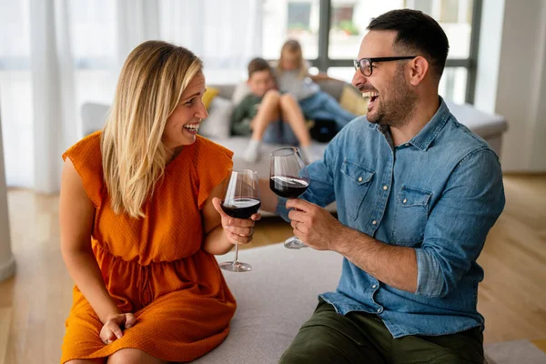 Portret Van Liefdevol Jong Koppel Knuffelen Elkaar Romantische Tijd Doorbrengen — Stockfoto