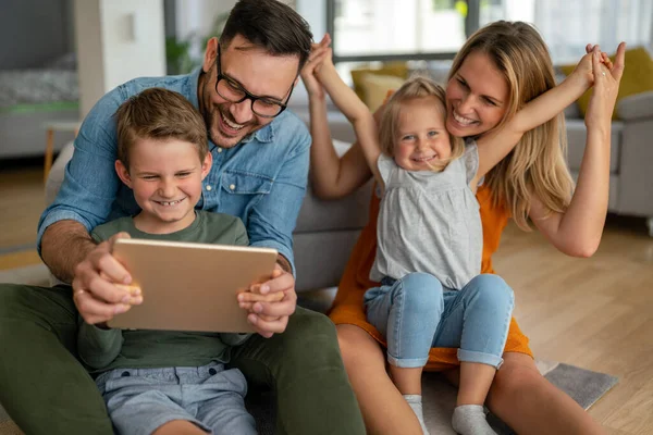 数字装置技术家庭在线教育的概念 快乐的年轻家庭 家里有数码设备 — 图库照片