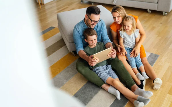 Digitale Gerätetechnologie Familie Online Bildungskonzept Glückliche Junge Familie Mit Digitalen — Stockfoto