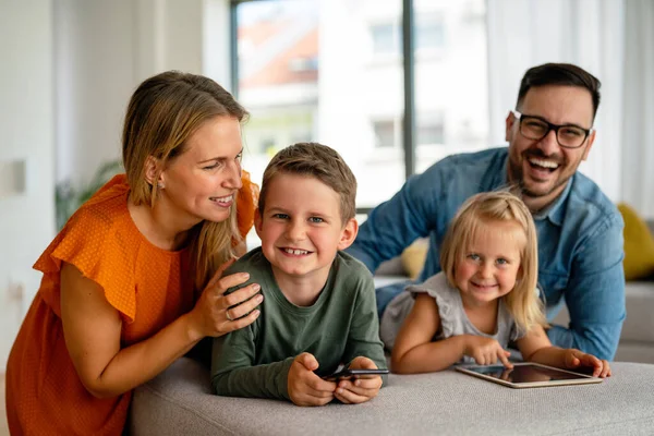 Cyfrowa Technologia Rodziny Online Edukacja Koncepcja Szczęśliwa Młoda Rodzina Urządzeniami — Zdjęcie stockowe