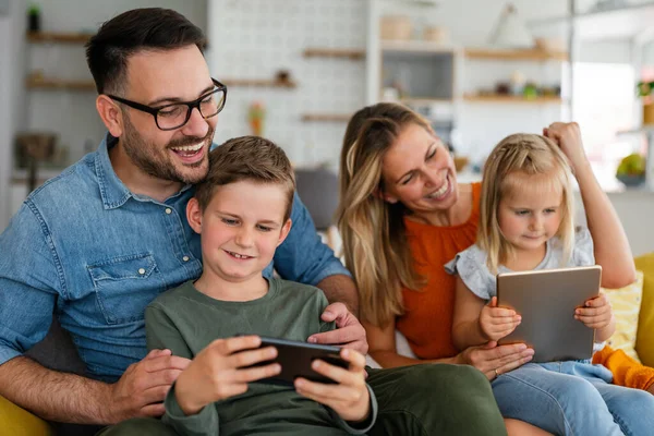 Appareil Numérique Technologie Famille Concept Éducation Ligne Joyeux Jeune Famille — Photo
