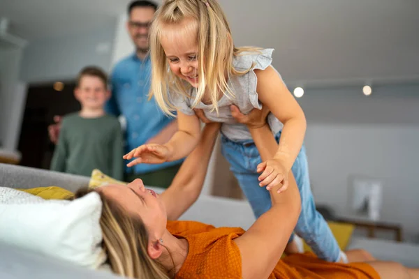 Familia Feliz Divirtiéndose Pasando Tiempo Juntos Casa Concepto Amor Crianza — Foto de Stock