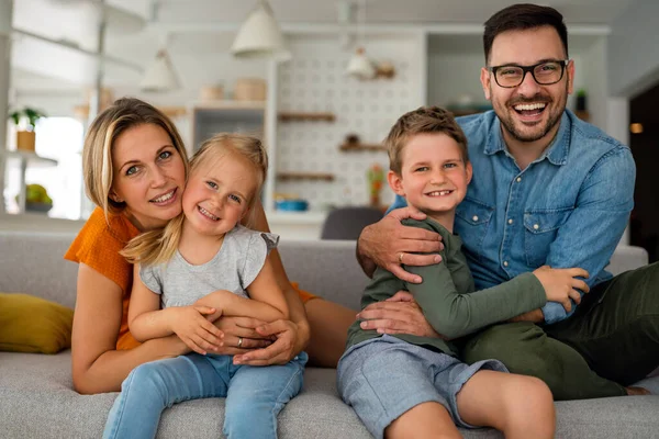 Familia Feliz Divirtiéndose Pasando Tiempo Juntos Casa Concepto Amor Crianza —  Fotos de Stock