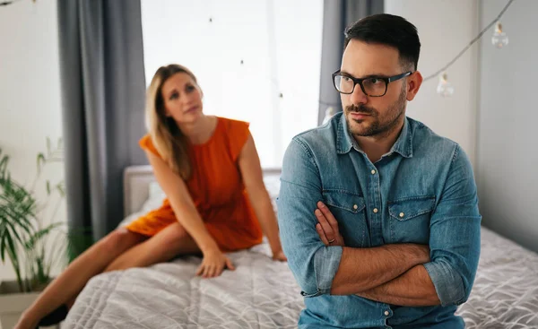 Sedih Pasangan Memikirkan Masalah Hubungan Duduk Sofa Konflik Dalam Pernikahan — Stok Foto