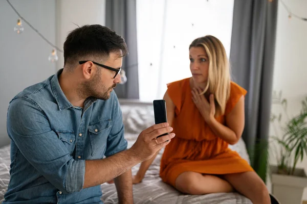 Portret Van Jong Paar Met Smartphone Hebben Ruzie Huwelijk Conflict — Stockfoto