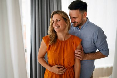 Birbirini seven genç bir çiftin portresi. Birbirlerine sarılıyorlar ve birlikte romantik zaman geçiriyorlar..