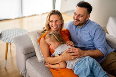 Ebeveynler küçük kızlarıyla evde eğleniyorlar. Aile sabahları vakit geçiriyor..