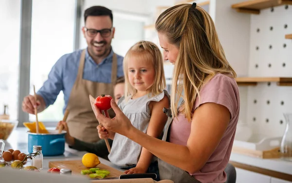 Szczęśliwa Młoda Rodzina Przygotowuje Zdrową Żywność Razem Kuchni Ludzie Szczęście — Zdjęcie stockowe
