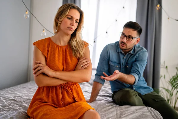 Triste Jovem Casal Tendo Problemas Relacionamento Devido Infidelidade Dificuldades Matrimoniais — Fotografia de Stock