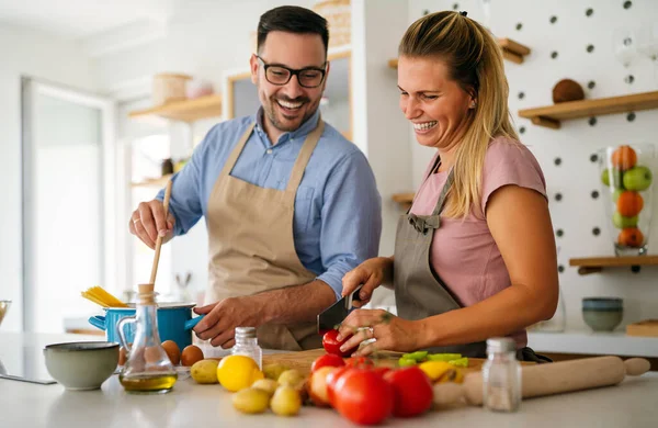 Das Junge Glückliche Paar Genießt Und Bereitet Seiner Küche Gemeinsam — Stockfoto