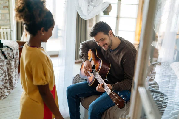 Gelukkig Meisje Haar Knappe Vader Spelen Gitaar Glimlachen Terwijl Thuis — Stockfoto