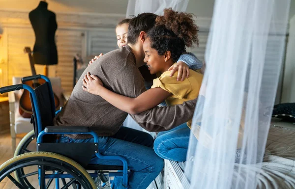多民族の子供たちと抱き合う車椅子の中で障害を持つ幸せな愛する父親の肖像画 家族愛の概念 — ストック写真