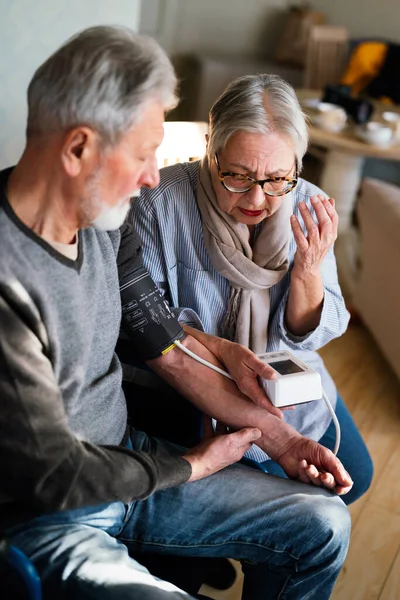 Senior Couple Home Measuring Blood Pressure Together Home Monitoring People — Stock Photo, Image