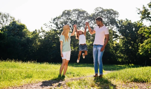 Счастливая Молодая Многонациональная Семья Весело Проводящая Время Свежем Воздухе Люди — стоковое фото