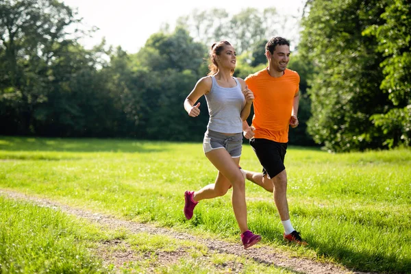 Portret Szczęśliwej Młodzieży Biegającej Razem Świeżym Powietrzu Para Sport Zdrowy — Zdjęcie stockowe