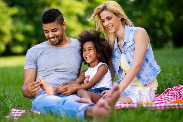 Felice Giovane Famiglia Multietnica Divertirsi Insieme All Aperto Gente Ama — Foto Stock