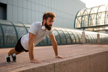 Sağlıklı yaşam tarzıyla egzersiz yapan ve eğlenen genç ve zinde bir adam. Spor dünyasının mutluluk kavramı