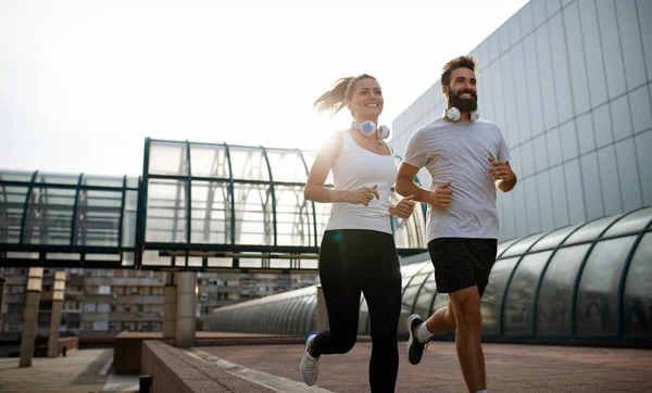 Sağlıklı Yaşam Tarzının Bir Parçası Olarak Dışarıda Egzersiz Yapan Mutlu — Stok fotoğraf