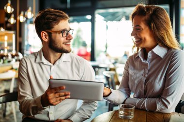 İki genç iş arkadaşı kafede sohbet ediyorlar..