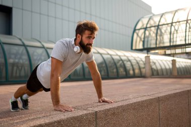 Sağlıklı yaşam tarzıyla egzersiz yapan ve eğlenen genç ve zinde bir adam. Spor dünyasının mutluluk kavramı