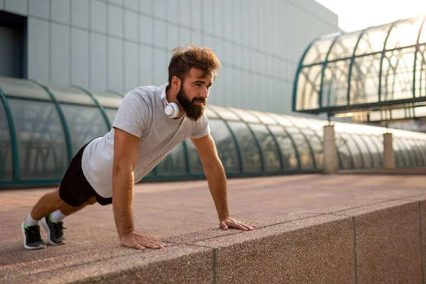 Sağlıklı yaşam tarzıyla egzersiz yapan ve eğlenen genç ve zinde bir adam. Spor dünyasının mutluluk kavramı