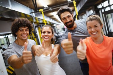Beden eğitiminde birlikte çalışan bir grup mutlu insanın portresi. Spor insanları sağlıklı yaşam tarzı konsepti