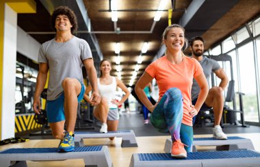 Mutlu, formda genç sporcuların portresi, spor salonunda birlikte egzersiz yapan arkadaşlar. Spor insanları spor konsepti