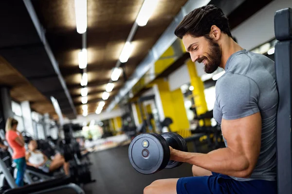 Musculoso Joven Culturista Hombre Guapo Haciendo Ejercicios Gimnasio Concepto Entrenamiento — Foto de Stock