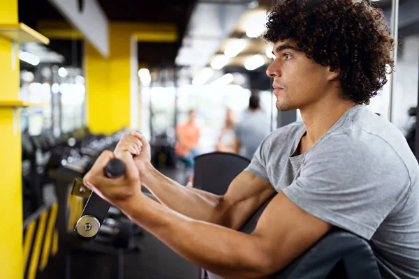 适合在健身房锻炼的年轻人的画像 体育人士健康生活方式运动概念 — 图库照片