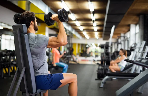 Genç Kaslı Vücut Geliştirici Yakışıklı Adam Spor Salonunda Egzersiz Yapıyor — Stok fotoğraf