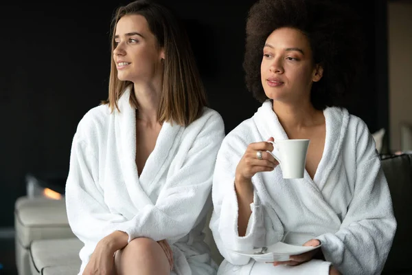 Mulheres Bonitas Relaxar Beber Chá Roupões Durante Fim Semana Bem — Fotografia de Stock