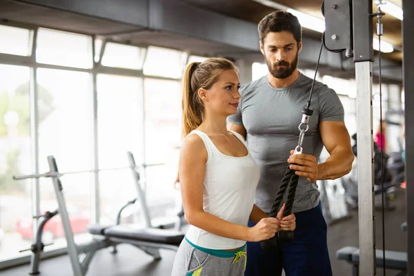 Retrato Jóvenes Deportistas Forma Feliz Amigos Haciendo Ejercicio Gimnasio Juntos — Foto de Stock