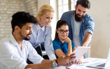 İş eğitimi sırasında çok ırklı iş adamlarından oluşan bir grup. İş eğitimi takım çalışması kavramı