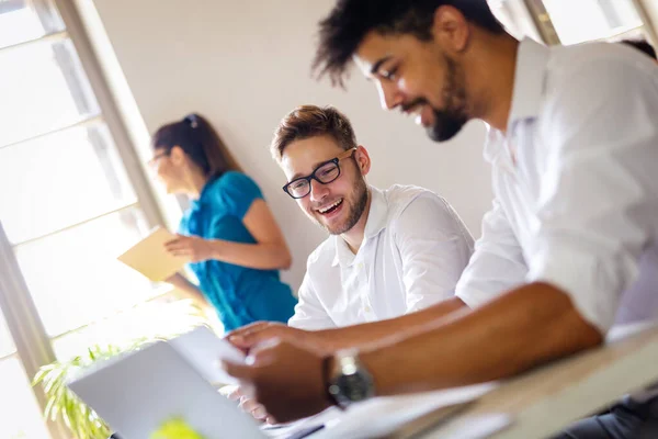 Grupp Glada Multietniska Affärsmän Som Samarbetar Och Arbetar Med Att — Stockfoto