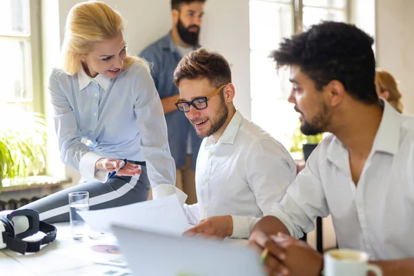 Grupo Empresários Multiétnicos Que Cooperam Durante Formação Profissional Conceito Trabalho — Fotografia de Stock