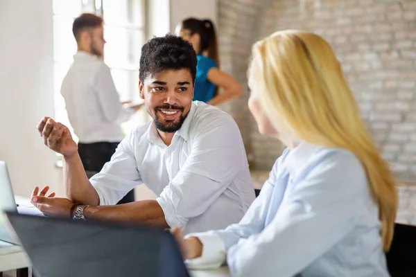 Grupo Empresarios Multiétnicos Que Trabajan Equipo Oficina Concepto Trabajo Equipo — Foto de Stock