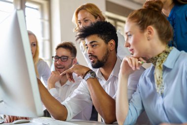 Bir grup genç iş adamı ve tasarımcı. Yeni proje üzerinde çalışıyorlar. Başlangıç konsepti..