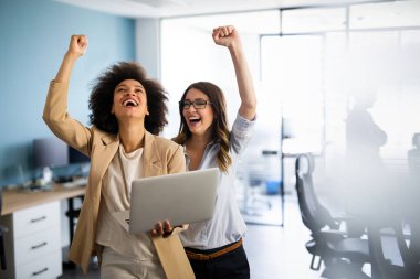 Mutlu çoklu etnik çeşitlilikte gülümseyen iş kadınları ofiste birlikte çalışıyor. Şirket başarısı konsepti