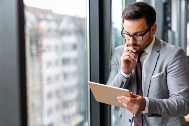 Şirkette çalışan stresli genç iş adamının portresi.