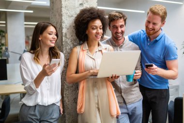 İş ortaklarından oluşan bir grup, şirket ofisinde toplanan belgeler ve fikirleri tartışıyor. Finans insanları takım çalışması kavramı.