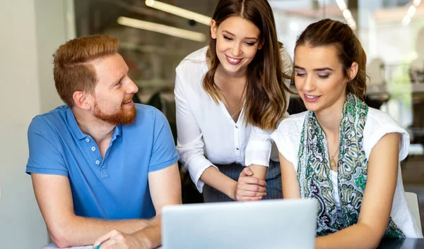 Gruppo Uomini Affari Felici Che Lavorano Come Team Ufficio Sulla — Foto Stock