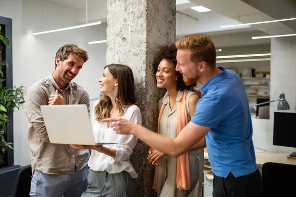 Bir yazılım geliştirme şirketinde çalışan bir grup mutlu programcı. İş teknolojisi mutlu insanlar konsepti