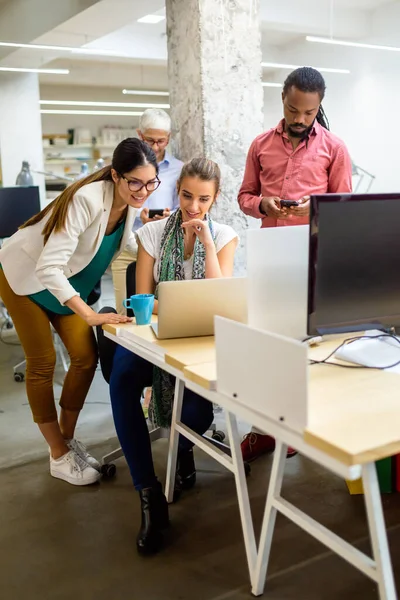 Groep Van Succesvolle Gelukkige Multi Etnische Zakenmensen Werken Als Een — Stockfoto