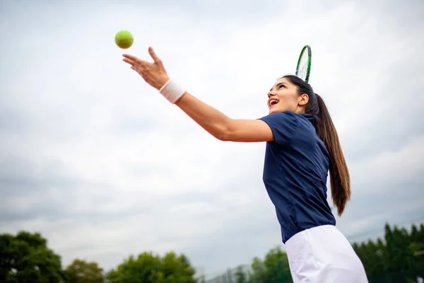 Mladý Pohledný Ženský Tenista Raketou Míčem Připravuje Sloužit Začátku Hry — Stock fotografie