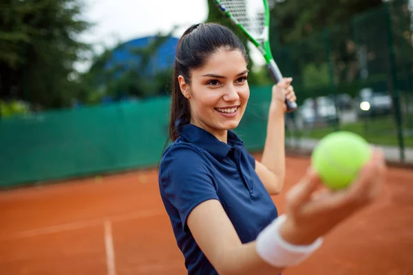 Portret Van Een Vrolijke Jonge Vrouw Die Zomers Tennist Mensen — Stockfoto