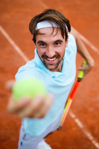 年轻英俊的网球选手 有球拍和球拍 准备在比赛或比赛开始时发球 — 图库照片